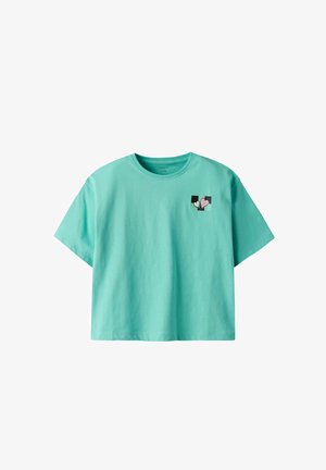 Camiseta de algodón verde menta con cuello redondo, mangas cortas y un pequeño gráfico de corazones en negro y rosa en el área del pecho izquierdo.
