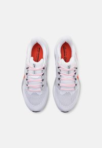 Nike Performance AIR ZOOM PEGASUS 41 - Løbesko til landevejen - white/picante red/wolf grey/black