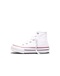 Witte hoge canvas sneaker met witte veters, rode en blauwe strepen op de zool, gezien vanaf de zijkant tegen een witte achtergrond.