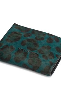 Portfel w niebieskozielony wzór w panterę, wykonany z materiału przypominającego futro, z czarnym logo "ALMA EN PEÑA" oraz gładką teksturą i zaokrąglonym kształtem.