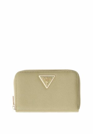 Portefeuille rectangulaire en cuir beige avec fermeture éclair et logo triangulaire doré Guess USA centré sur le devant.