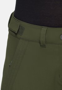 Olijfgroene broek met een gladde textuur, voorzien van een knoopsluiting, verstelbare tailleband en ritszakken aan de voorkant.