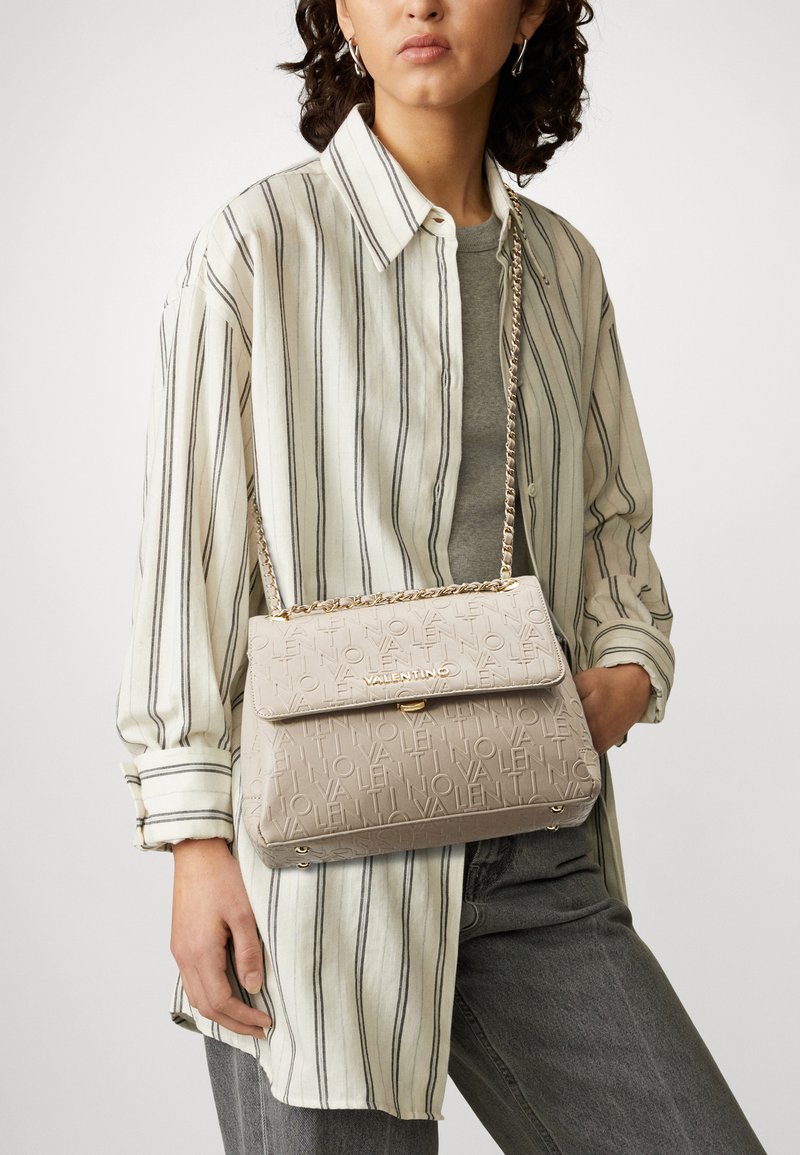 Valentino Bags RELAX Geantă crossbody beige/bej Zalando.ro