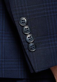 Morska niebieska rękaw biało-skalowanymi spodniami z czterema czarnymi guzikami o dwuholewym wzorze, z wytłoczonym na nich logo marki "LANCERTO."