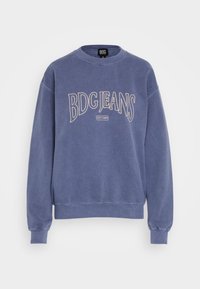 Blå sweatshirt med rund halsringning och "BDG JEANS EST. 1998" broderat på framsidan, med ribbade mudd och nederkant.