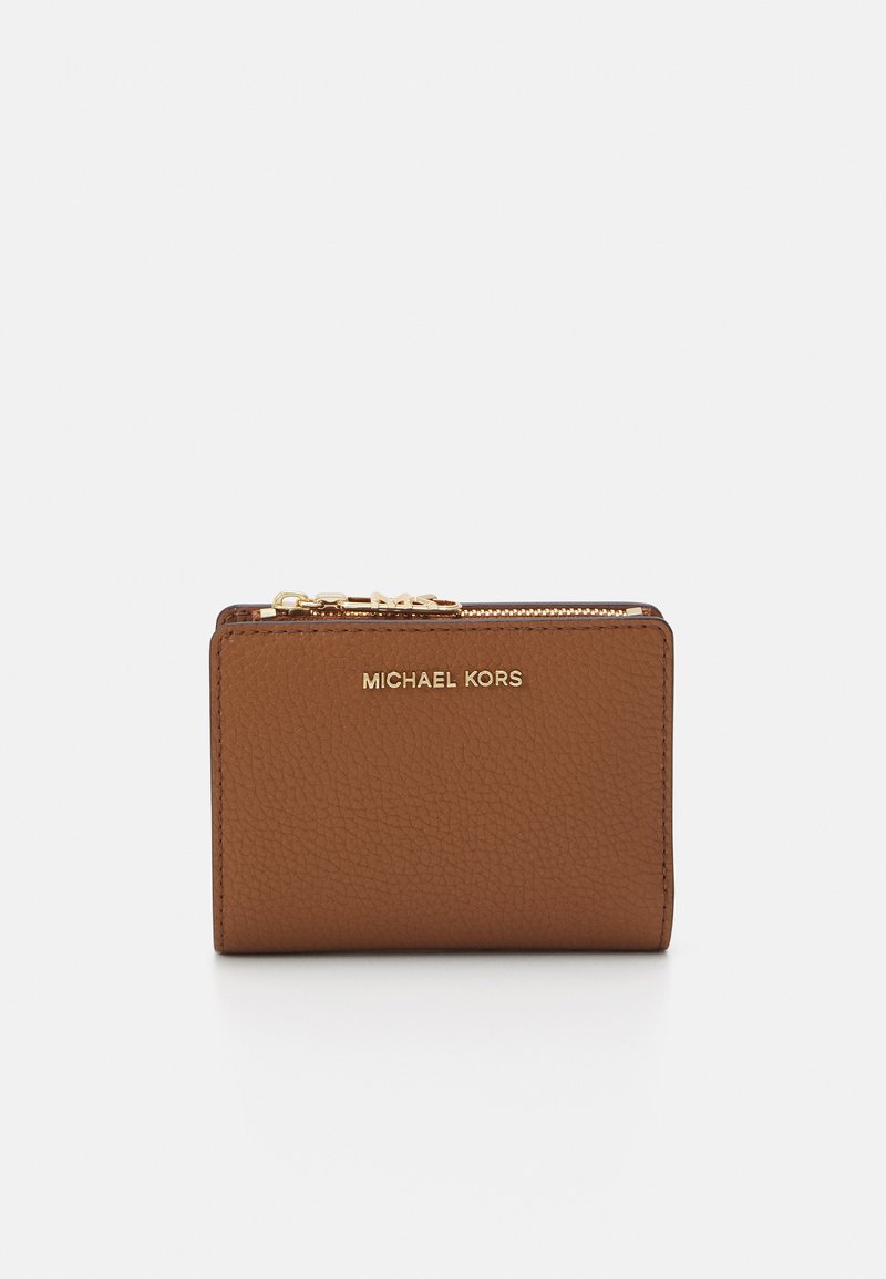 Rjav usnjen denarnica z zadrgo, ki vsebuje zlato-tonirano oznako "MICHAEL KORS" in poenostavljeno pravokotno obliko.