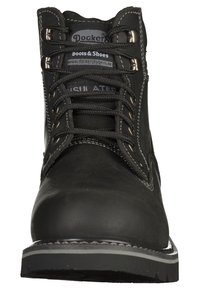 Bota de trabajo aislante negra con parte superior de cuero, puntera reforzada, ojales metálicos y cordones negros. Presenta costuras blancas y una suela duradera.