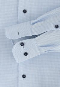Hellblau kariertes Hemd aus strukturiertem Stoff, mit Knopfverschlüssen und kontrastierenden dunklen Knöpfen. Die Bündchen sind gefaltet und zeigen sichtbare Nähte.
