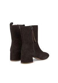 Botas de ante de color marrón oscuro hasta el tobillo con un tacón bloque, que cuentan con una cremallera frontal y un borlas decorativas. Textura suave y diseño elegante con punta redonda.