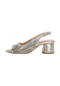 Metalická stříbrná slingback bota s otevřenou špičkou, zdobená texturovaným vzorem listů a chunky podpatkem se zlatými akcenty.