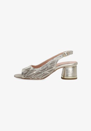 Metalen zilveren slingback schoen met een open teen, voorzien van een gestructureerd bladerenpatroon en een chunky, goud-accenteerde hak.