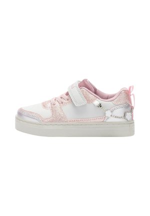 Sneaker bianchi e rosa con dettagli glitterati, linguetta in rete e suola in gomma. Presenta una cinghia in Velcro e un dettaglio decorativo a catena sul tallone.
