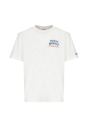 T-shirt bianca a maniche corte, scollo rotondo, con scritta blu e rossa "Tutte Bufale St Barth Cuisine" nella parte superiore sinistra del petto.