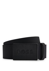Sort bælte lavet af struktureret syntetisk materiale med en rektangulær spænde, der har et præget "BOSS" logo. Glat finish, ingen synlige mønstre.