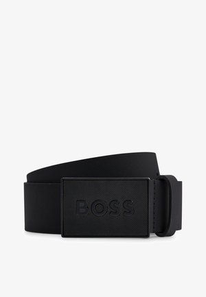 Schwarzer Gürtel aus strukturiertem synthetischem Material mit einer rechteckigen Schnalle, die ein geprägtes "BOSS"-Logo trägt. Glatte Oberfläche, keine sichtbaren Muster.