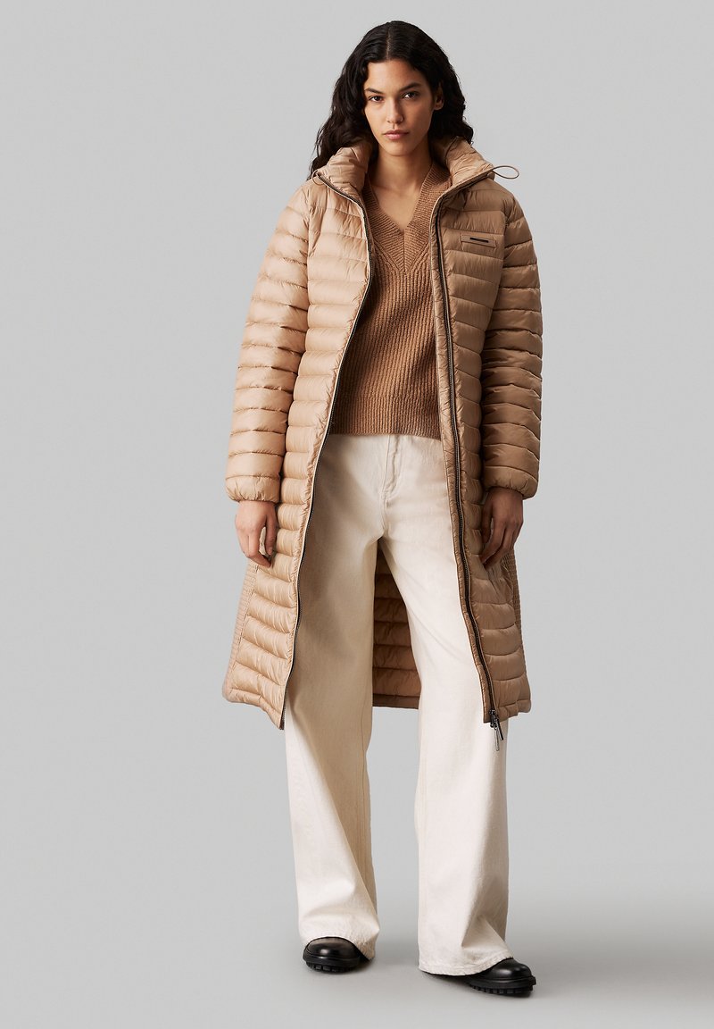Calvin Klein PADDED SMOCKING MIDI COAT - Abrigo de invierno - amphora