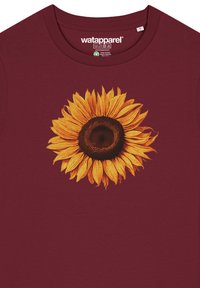 Bordeaux shirt met een zonnebloemgrafiek, met gele blaadjes, een donkerbruine kern en een gladde textuur.