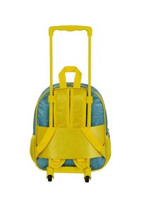 Mochila con ruedas de tela de estampado azul y detalles amarillos. Cuenta con un asa retráctil, correas acolchadas y dos ruedas negras para una mayor movilidad.