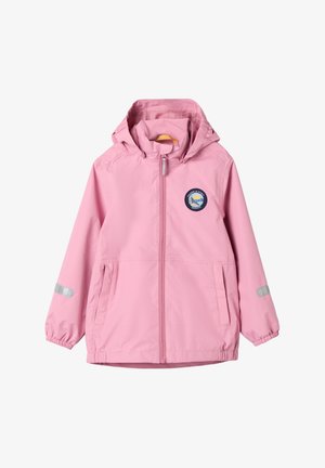 Helle rosa Regenjacke mit Kapuze, Frontreißverschluss, zwei Taschen, elastischen Bündchen und einem runden Aufnäher auf der Brust mit einem Landschaftsdesign.