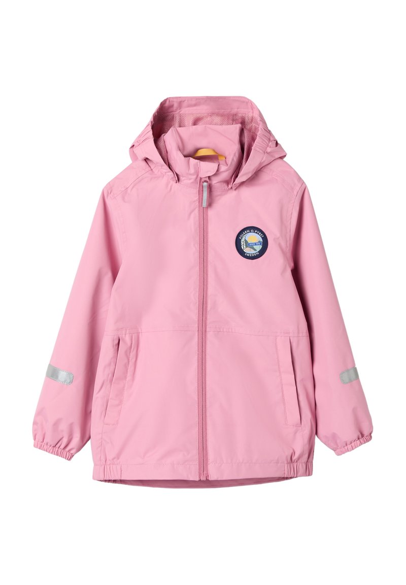 Vaaleanpunainen sadetakki, jossa on huppu, etuvetoketju, kaksi taskua, elastiset hihansuut ja rinnassa ympyrämuotoinen patch, jossa on maisemakuva.