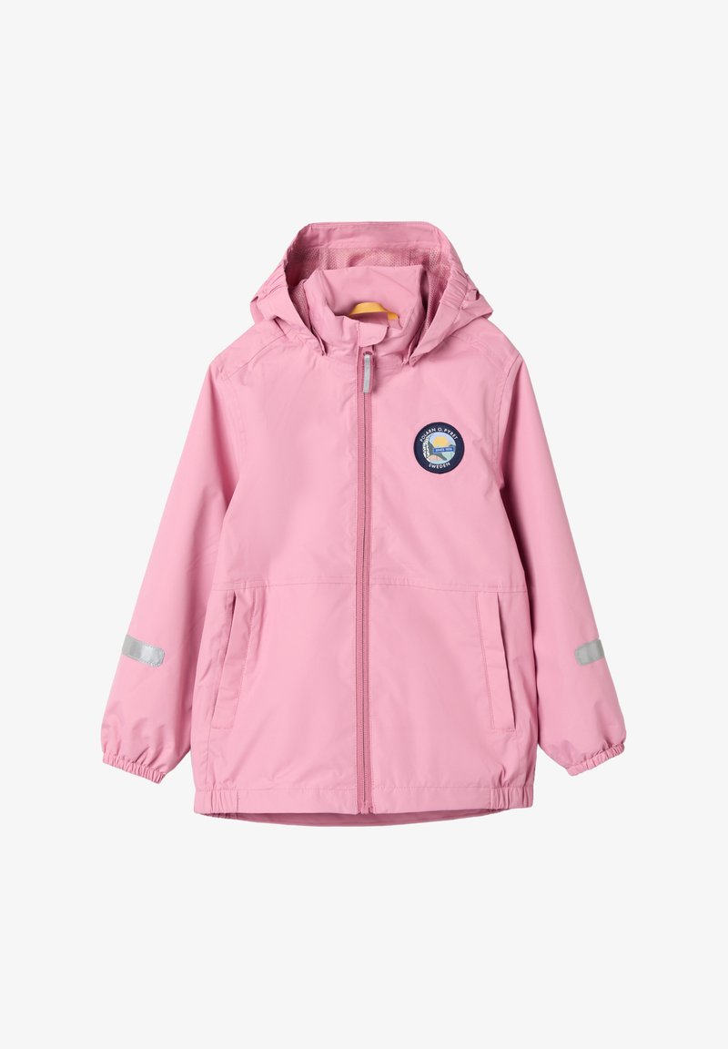 Vaaleanpunainen sadetakki, jossa on huppu, etuvetoketju, kaksi taskua, elastiset hihansuut ja rinnassa ympyrämuotoinen patch, jossa on maisemakuva.