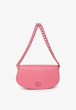 Roze lederen schoudertas met een gebogen vorm, voorzien van een gevlochten kettinghangertje en een reliëflogo. Gladde textuur met minimale hardware.