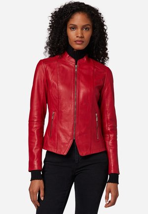 Veste de moto en cuir rouge avec une fermeture éclair à l'avant, des accents côtelés aux épaules et des poches latérales. Design ajusté avec un col haut.