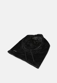 Crni plišani hoodie pokrivač s velikim otvorom za vrat, podesivim špagama i mekanom teksturom. Nema vidljivih uzoraka ili hardverskih detalja.