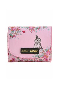 Portefeuille rose avec motif floral, petit cœur rouge et personnage de dessin animé assis parmi des fleurs, étiqueté Cath Kidston x Moomin.