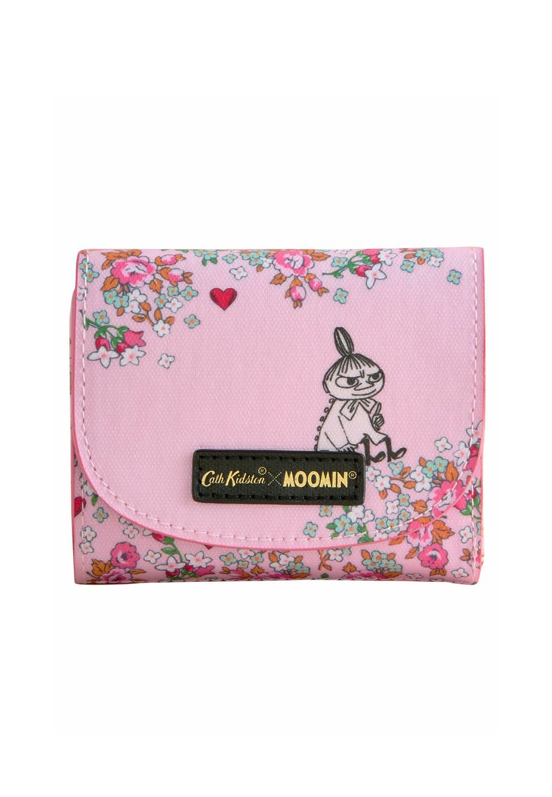 Portefeuille rose avec motif floral, petit cœur rouge et personnage de dessin animé assis parmi des fleurs, étiqueté Cath Kidston x Moomin.