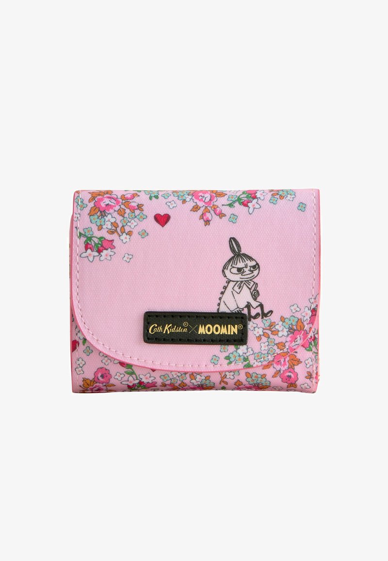 Portefeuille rose avec motif floral, petit cœur rouge et personnage de dessin animé assis parmi des fleurs, étiqueté Cath Kidston x Moomin.