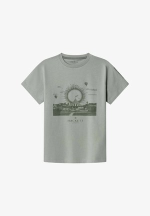 Svijetlozelena pamučna majica s grafičkim printom cirkuskog šatora, sunčevim zrakama i zračnim balonima. Kratki rukavi i okrugli izrez.