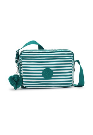 Sac à bandoulière rayé bleu sarcelle et blanc avec une fermeture éclair, doté d'un porte-clés en peluche en forme de singe et d'un logo embossé sur le devant.