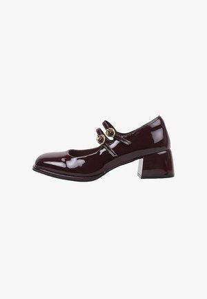 Zapato Mary Jane de charol burdeos con punta redondeada, dos correas ajustables con acentos dorados y tacón cuadrado.