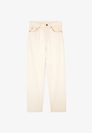 Beżowe dżinsy o prostym kroju, pięć kieszeni, metalowe wykończenia i haftowane szwy, charakteryzujące się czystym, minimalistycznym wyglądem.