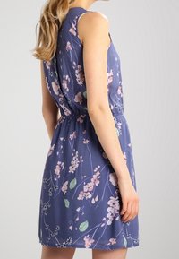 Krótka, bezrękawnikowa sukienka w kwiatowy wzór, z niebieskim tłem, na którym znajdują się różowe kwiaty i zielone liście, elastyczny pas dla dopasowanego kształtu.