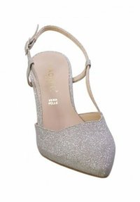 Scarpa con tacco alto slingback in glitter argento con punta affilata e cinturino regolabile. Realizzata in materiale sintetico, presenta un interno liscia.