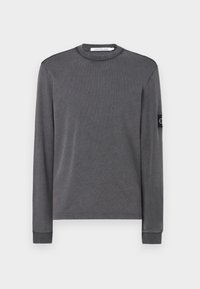 Graues Langarm-T-Shirt aus strukturiertem Stoff, mit einem Rundhalsausschnitt und einem Logopatch auf dem linken Ärmelsaum. Standardpassform und gerippte Bündchen.