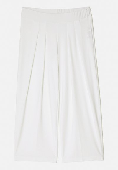 Weiße, plissierte Culottes mit einem breiten, elastischen Bund. Die glatte Textur und das knöchellange Design fördern den Komfort und die Bewegungsfreiheit.