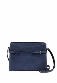 Borsa a tracolla in suede blu navy con chiusura a zip, tracolla regolabile e cuciture in contrasto. Presenta due anelli frontali come dettagli decorativi.