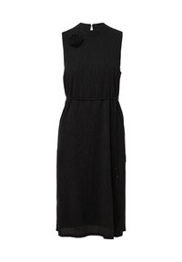 Robe noire sans manches en tissu texturé. Présente un col haut, une taille cintrée et un accent décoratif en forme de fleur sur l'épaule gauche.
