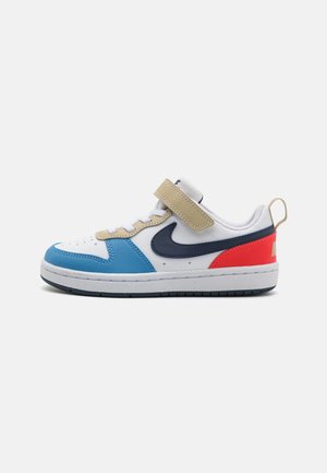 Sneaker in pelle blu, bianca, rossa e navy con fascia in velcro, punta perforata, dettagli cuciti e suola in gomma.