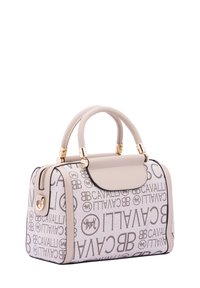 Beige leren handtas met gouden hardware, voorzien van een logo patroon, ronde handvatten en een ritssluiting. Zijpaneel met contrasterende bies.