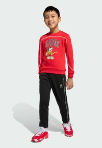 adidas Sportswear DISNEY MICKEY MOUSE SET UNISEX czerwony