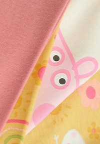 Kerudung kain kapas: satu berwarna pink, yang lainnya dengan latar belakang kuning menampilkan wajah karakter kartun dan pola bunga berwarna pink dan oranye.