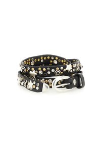 Bracciale in pelle nera con borchie d'argento e oro, accenti a forma di stella e una fibbia argentata. Presenta più file di decorazioni decorative.