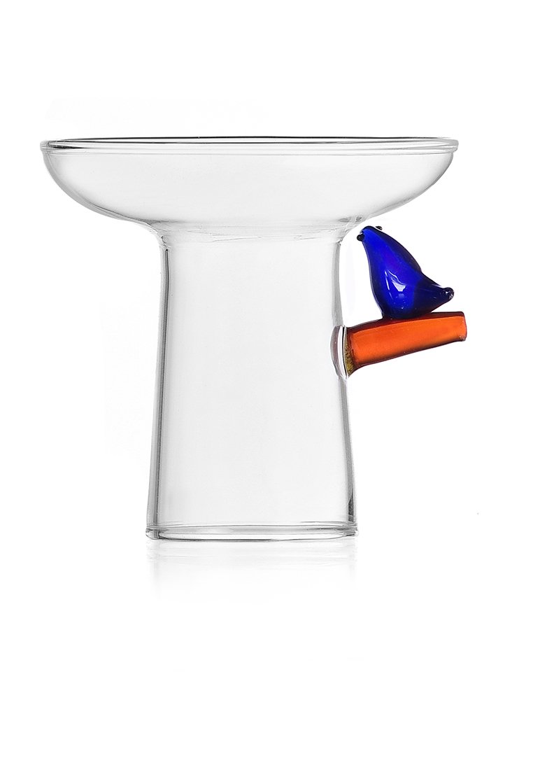 Przezroczysty szklany wazon o szerokiej, płytkiej misie, cylindrycznej podstawie i niebieskim ptaku osadzonym na pomarańczowej gałęzi.