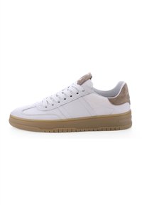 Baskets blanches avec une surface en cuir lisse, un accent talon en suède beige et une semelle en caoutchouc avec des rainures horizontales. Présentent des lacets ronds et des rayures sur les côtés.