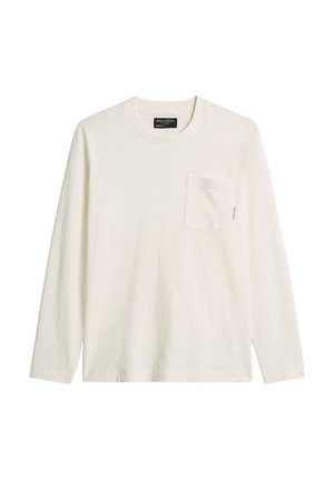 Langarmige witte katoenen shirt met een ronde hals en een linkse borstzak. Zachte textuur, minimalistisch ontwerp, met het merkembleem op de halslijn.