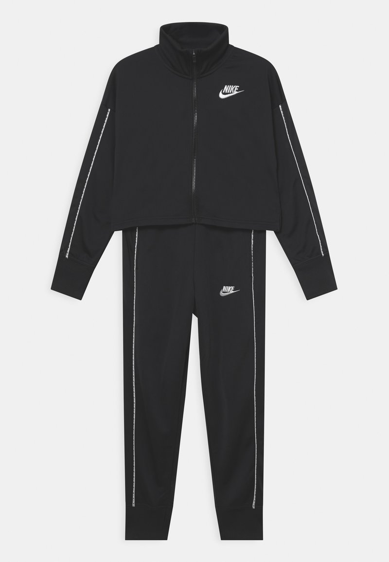 Ensemble de survêtement Nike noir comprenant une veste zippée cropped avec un col montant et un pantalon assorti avec des bandes latérales blanches contrastantes et des logos.